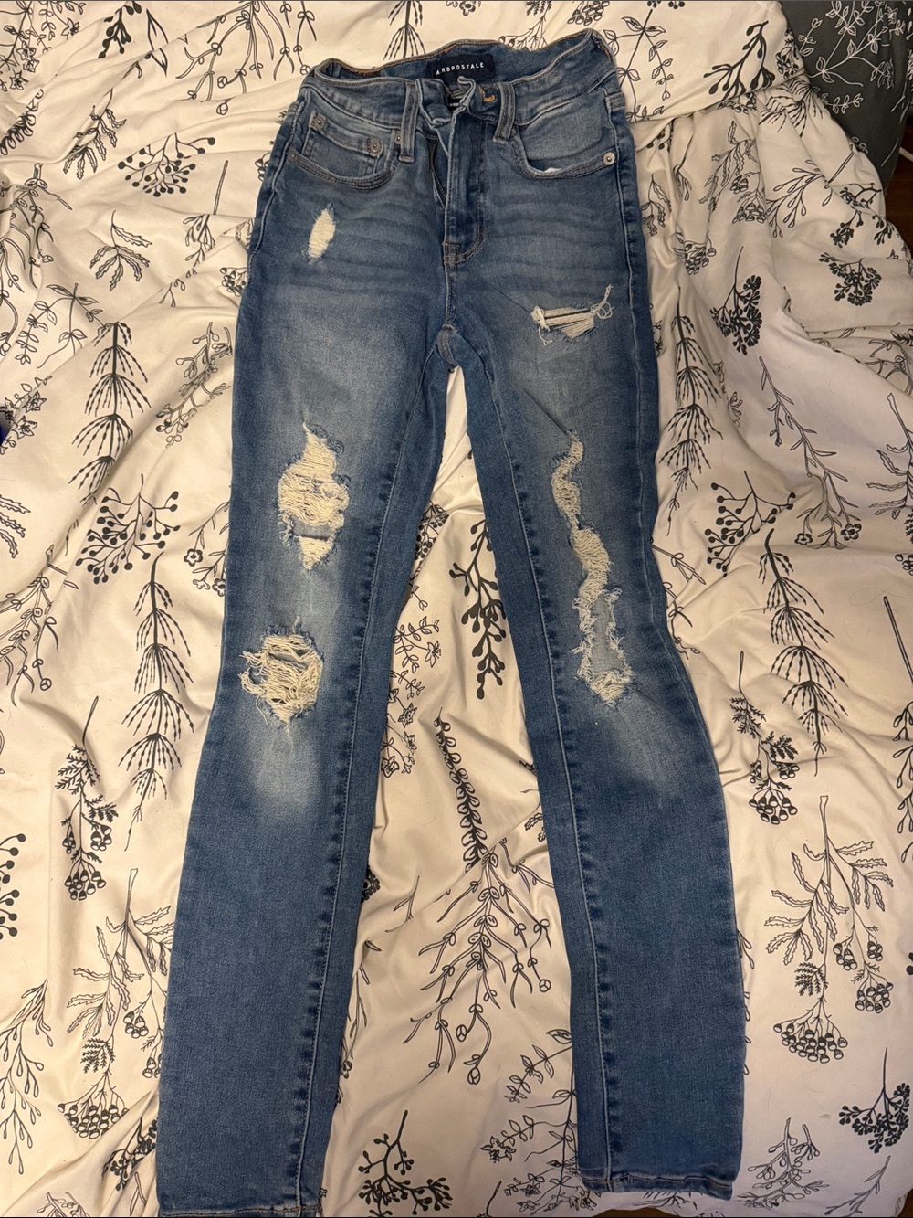 Aeropostale Women’s Distressed Blue Skinny Jeans
